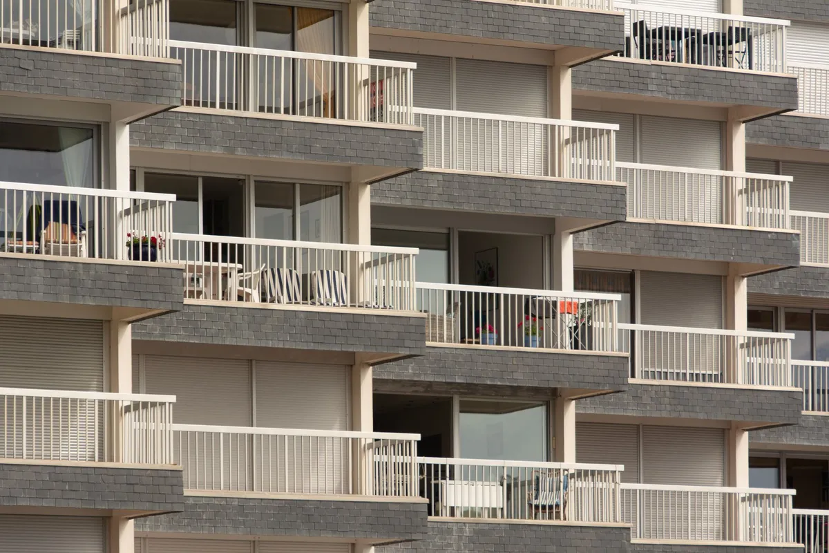 Rideau de balcon sans percer : quelles fixations choisir pour l'installer facilement ?