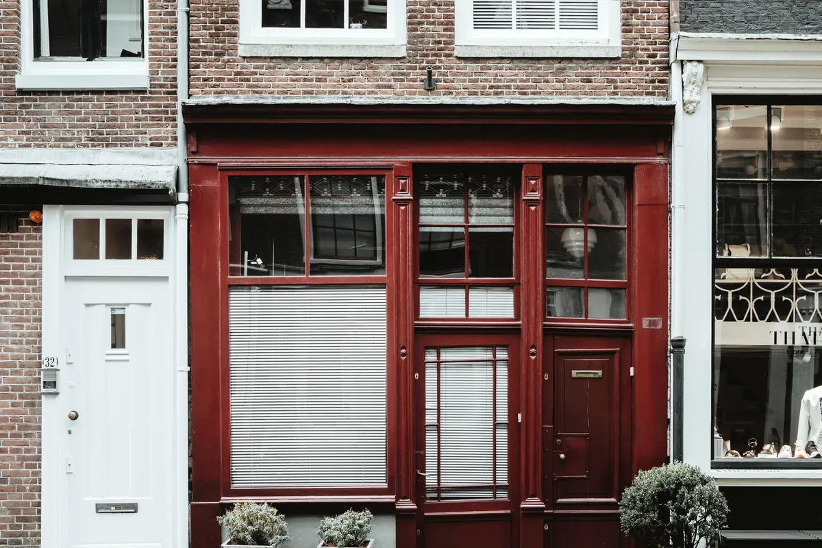 Store banne, changer la toile : quand et pourquoi franchir le pas ?