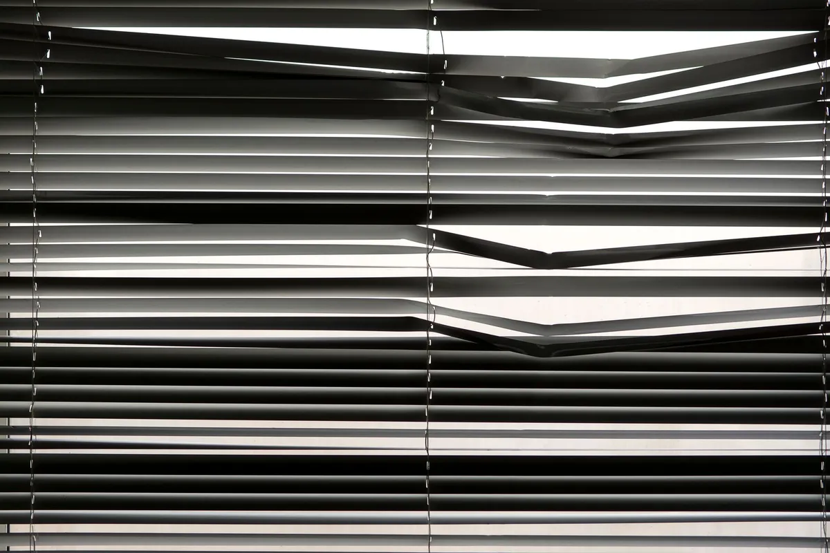 Stores intérieurs dans un salon lumineux