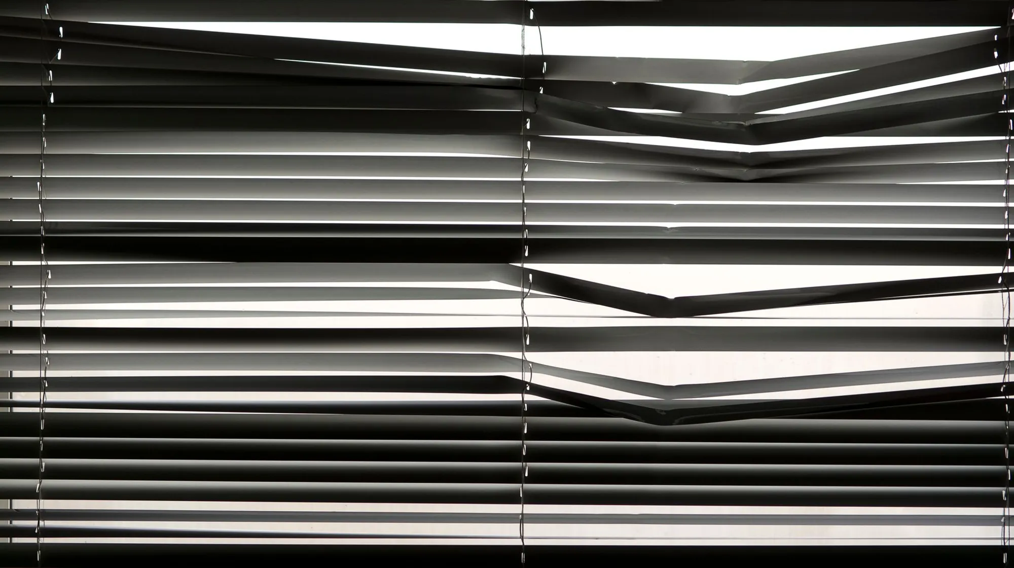 Store à lamelles filtrant la lumière dans un intérieur